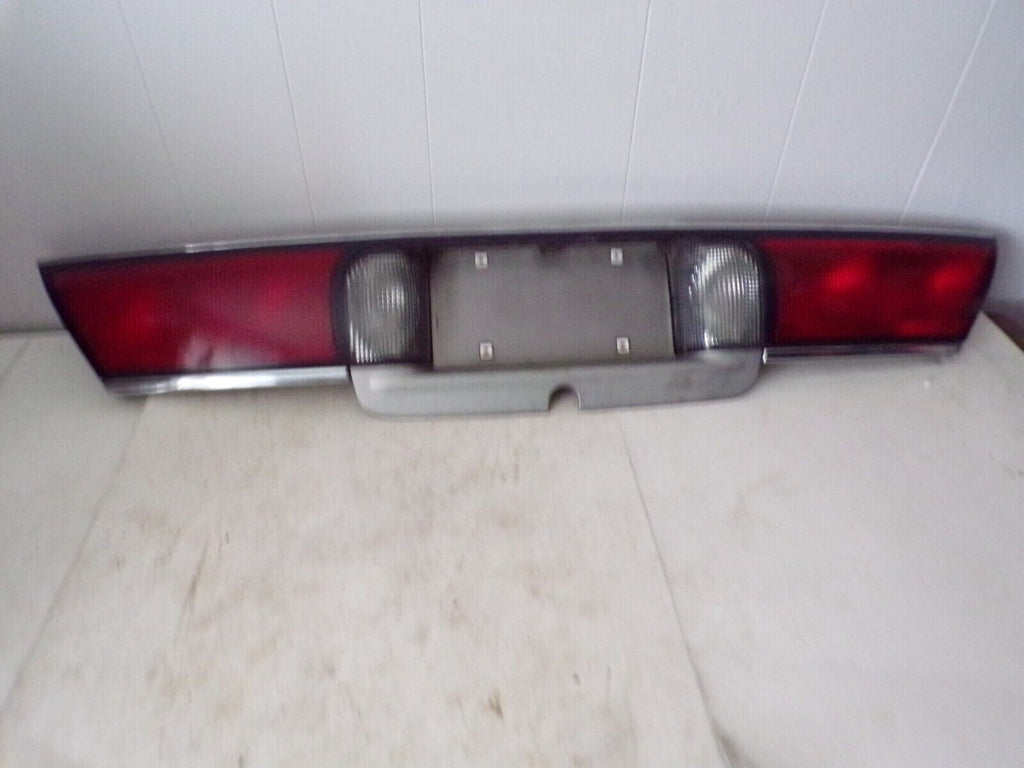 🔥97-99 BUICK LESABRE TRUNK LID CENTER TAILLIGHT TAIL LAMP LICENSE PANEL