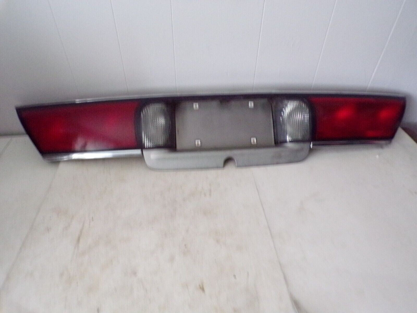 🔥97-99 BUICK LESABRE TRUNK LID CENTER TAILLIGHT TAIL LAMP LICENSE PANEL