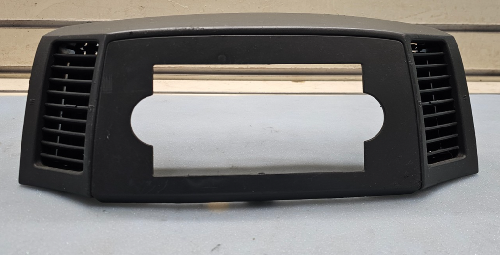 🔥05-07 Grand Cherokee Center Radio Dash Bezel Trim Panel Surround Balck B30