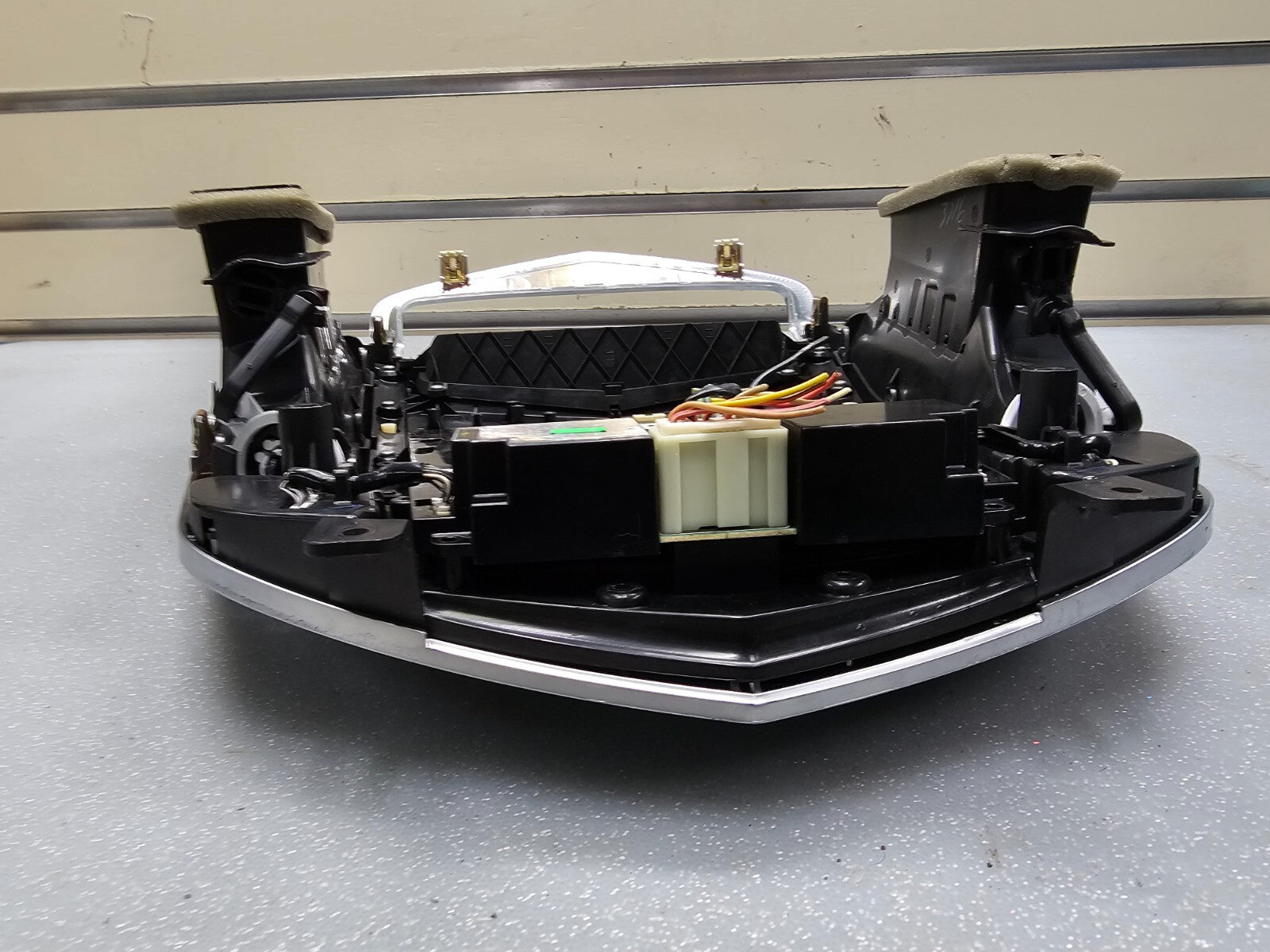10-12 CADILLAC SRX CENTER DASH RADIO CLIMATE CONTROL SURROUND BEZEL PANEL SILVER