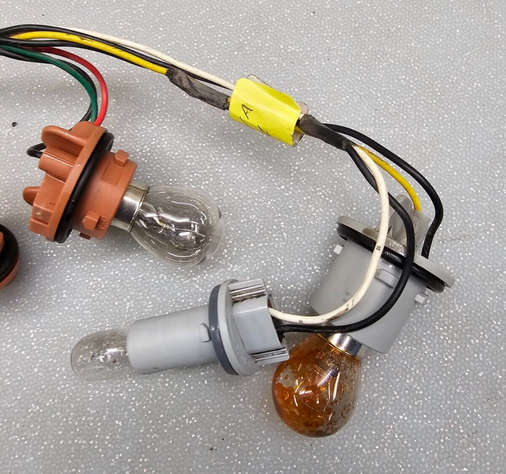 🔥2006-2012 KIA SEDONA TAIL LIGHT BREAK LIGHT ASSEMBLY BULB SOCKET HARNESS