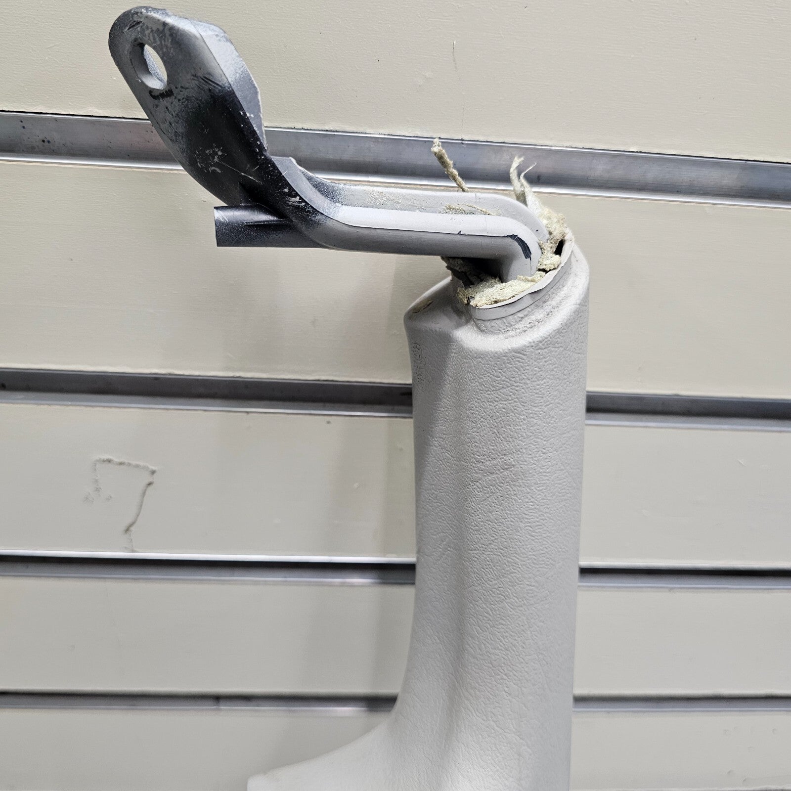 02-09 TRAILBLAZER Door Panel ARMREST Pull Handle RIGHT Passenger Light GRAY H4