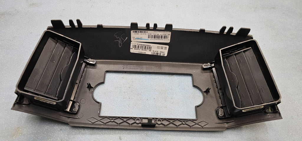 🔥05-07 Jeep Grand Cherokee Dash AM FM RADIO STERE0 TRIM BEZEL PANEL Gray B30