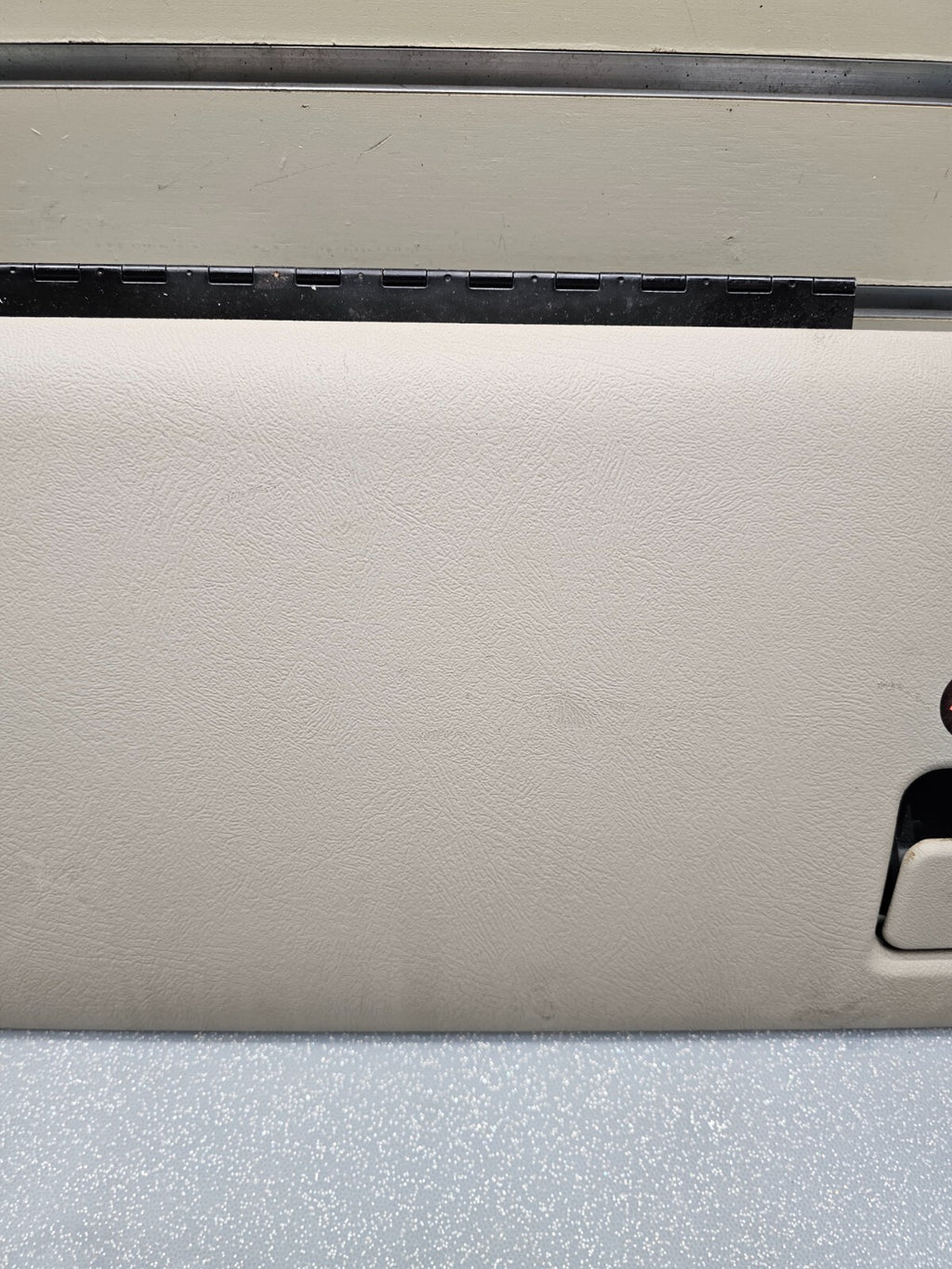 99-06 SILVERADO SIERRA Dash GLOVE BOX Storage Compartment Assembly Light TAN G3