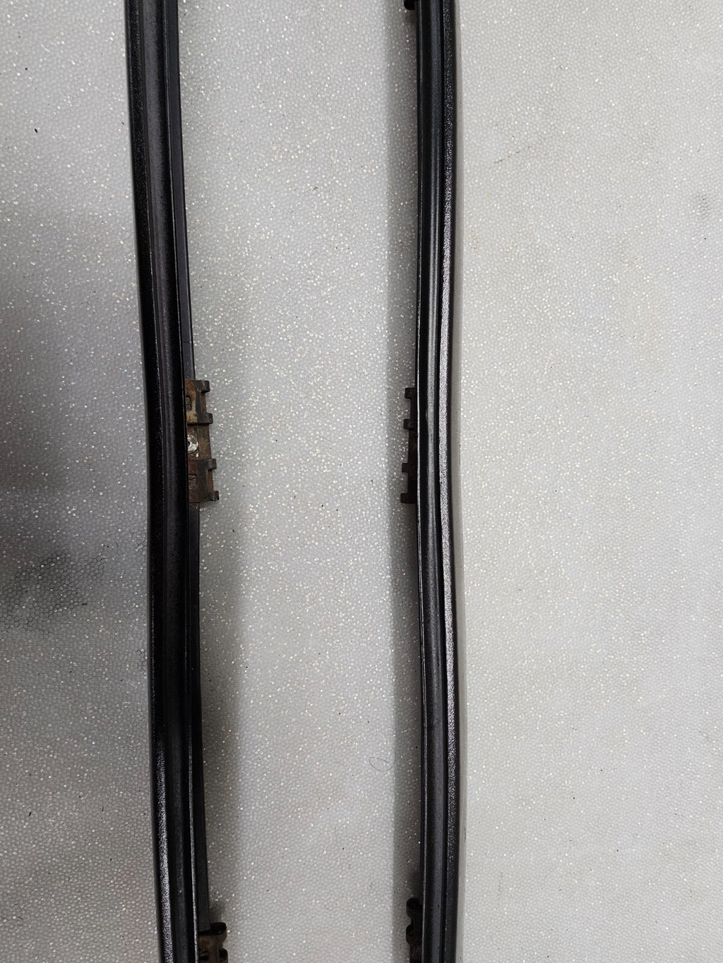 05-10CHRYSLER 300 CHARGER MAGNUM LEFT &RIGHT WINDSHIELD SRT8 SRT PILLAR MOLDING