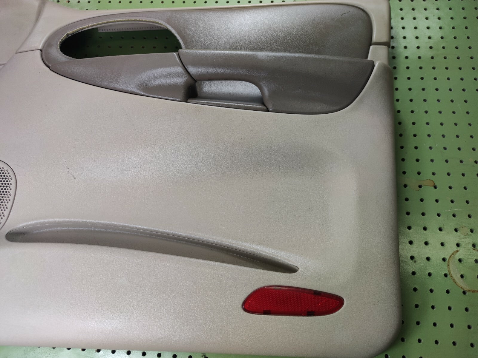 🔥2002-2009 CHEVY TRAILBLAZER Door Panel  Front RIGHT Passenger armrest TAN D8