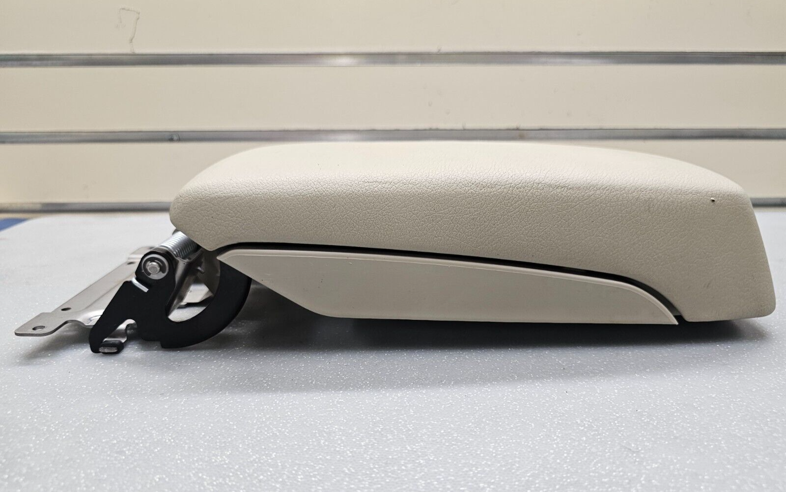 🔥10-14 LEGACY OUTBACK CENTER CONSOLE ARMREST LID COVER TOP PAD ASSEMBLY LT TAN