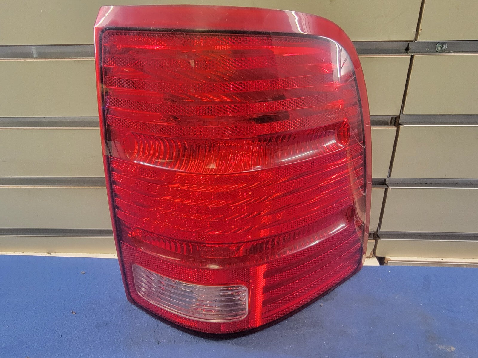 🔥2002-2005 Ford Explorer Right Passenger Side Tail Light Lamp Assembly Chrome