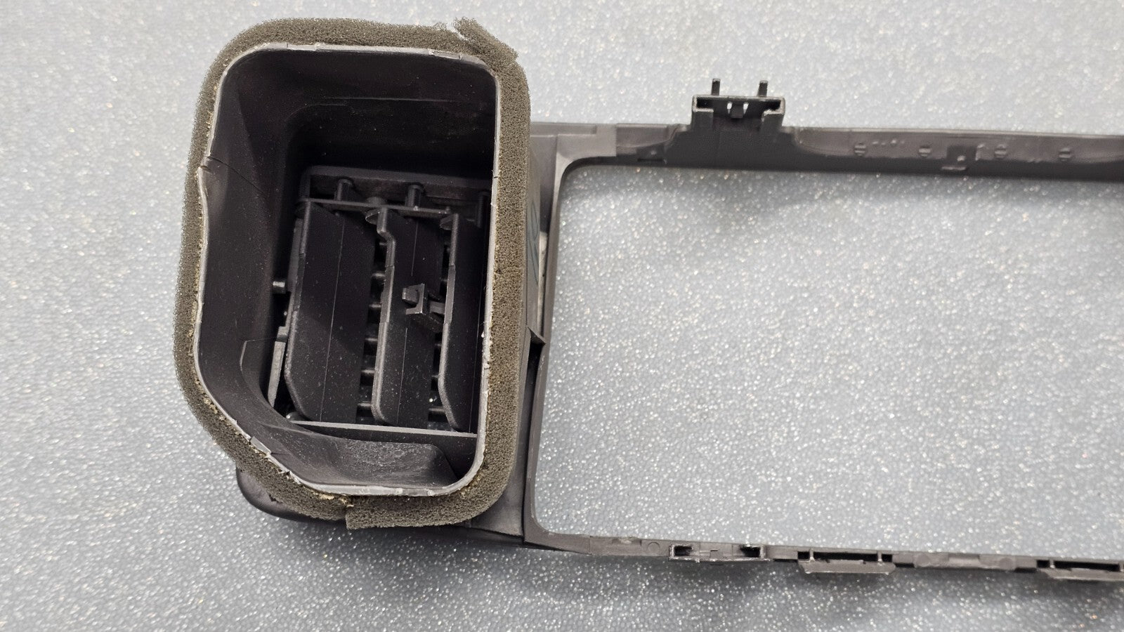 🔥03-08 TOYOTA COROLLA CENTER DASH RADIO SURROUND BEZEL TRIM PANEL OEM GRAY B28