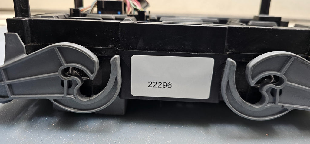 07-09 Suburban Yukon Engine Fuse Box Relay Body Control Module Integrated Power