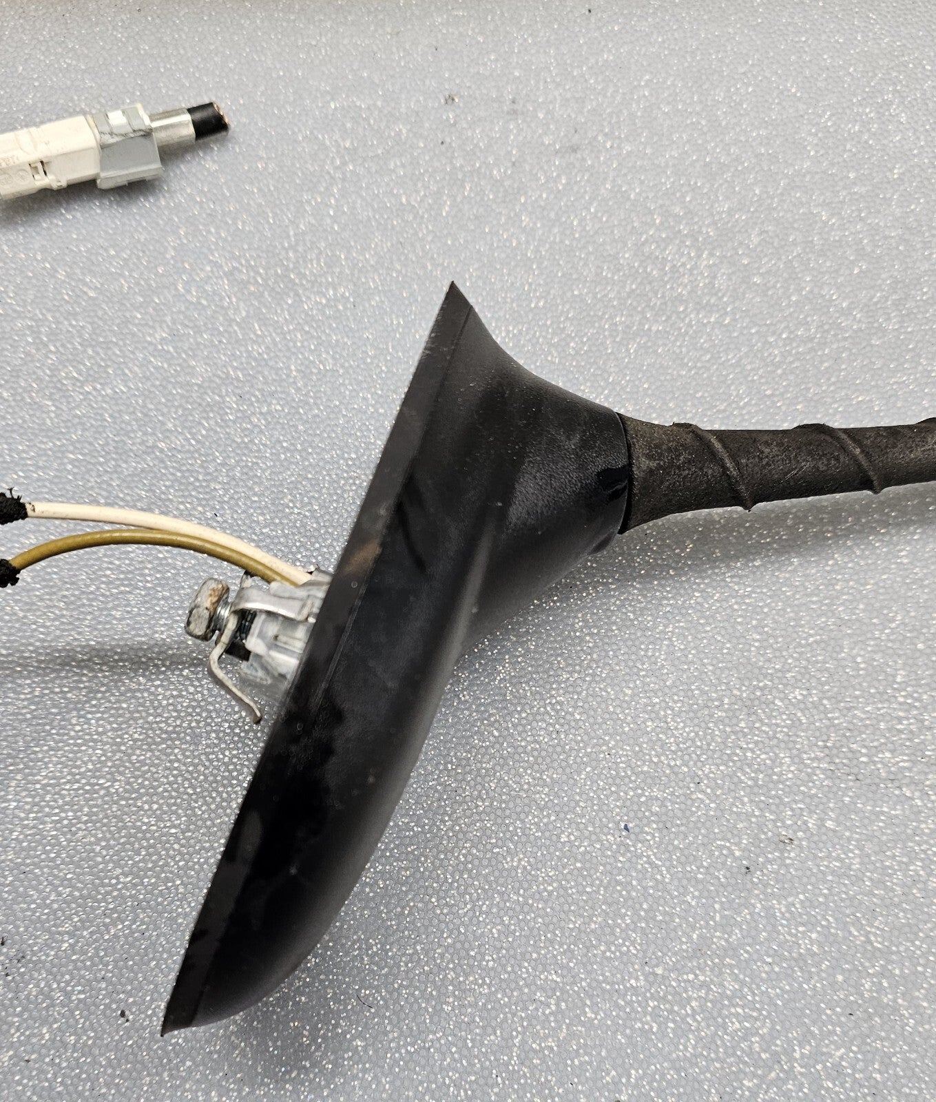 🔥2011-2018 DODGE JOURNEY ROOF TOP RADIO ANTENNA MOUNT OEM