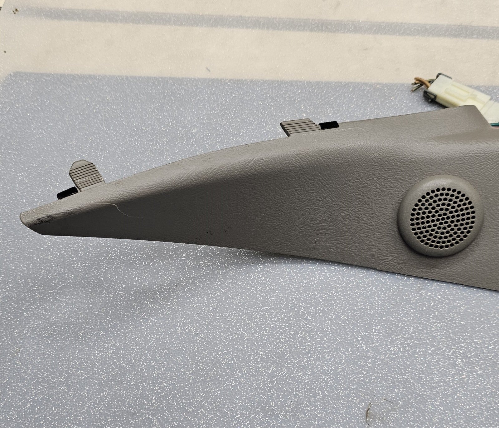 99-06 SILVERADO SIERRA Molding A PILLAR Trim LEFT Driver Speak Light GRAY p3