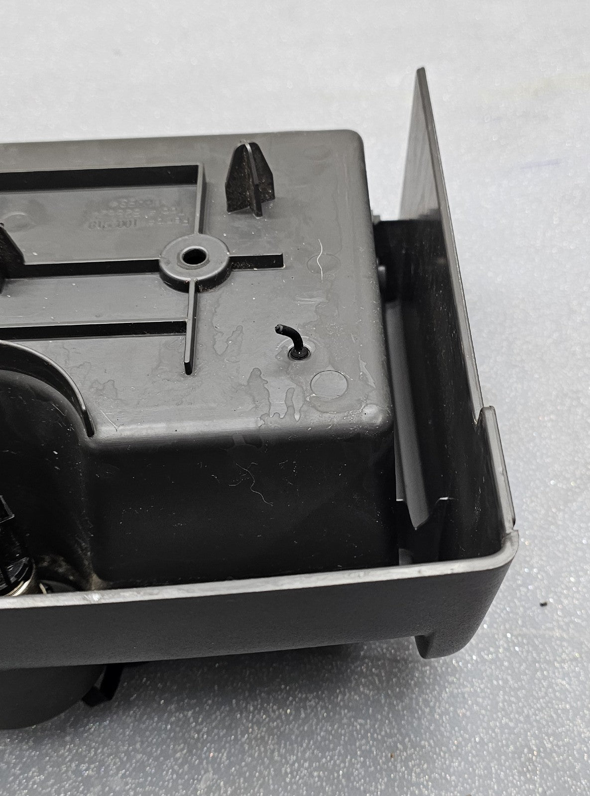 04-08 Ford F-150 CENTER REAR CONSOLE CUP HOLDER DRINK HOLDER JUMP SEAT BLACK OEM
