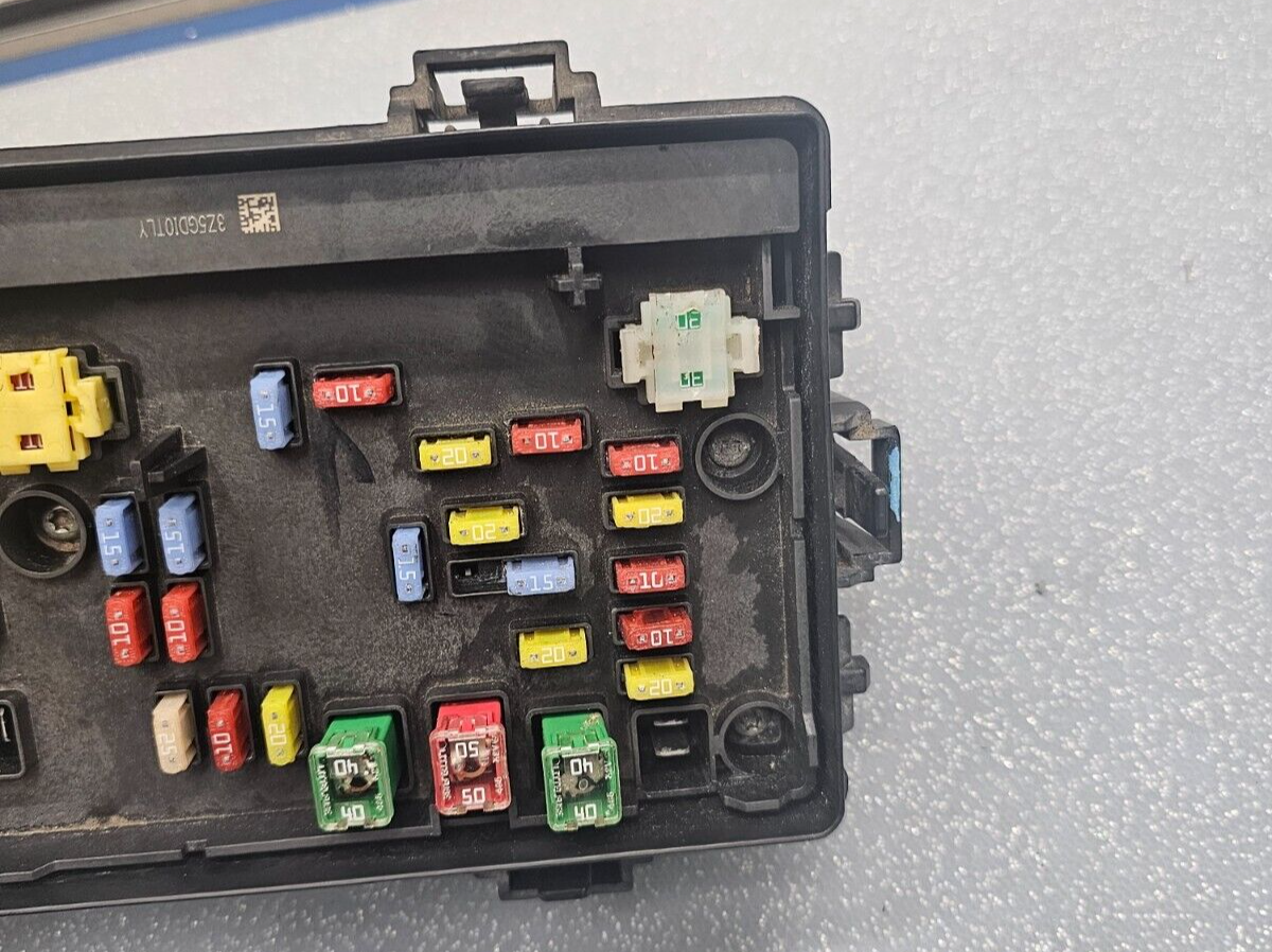 06-10 CHRYSLER PT CRUISER TIPM FUSE BOX RELAY CONTROL POWER MODULE HARD TOP BCM