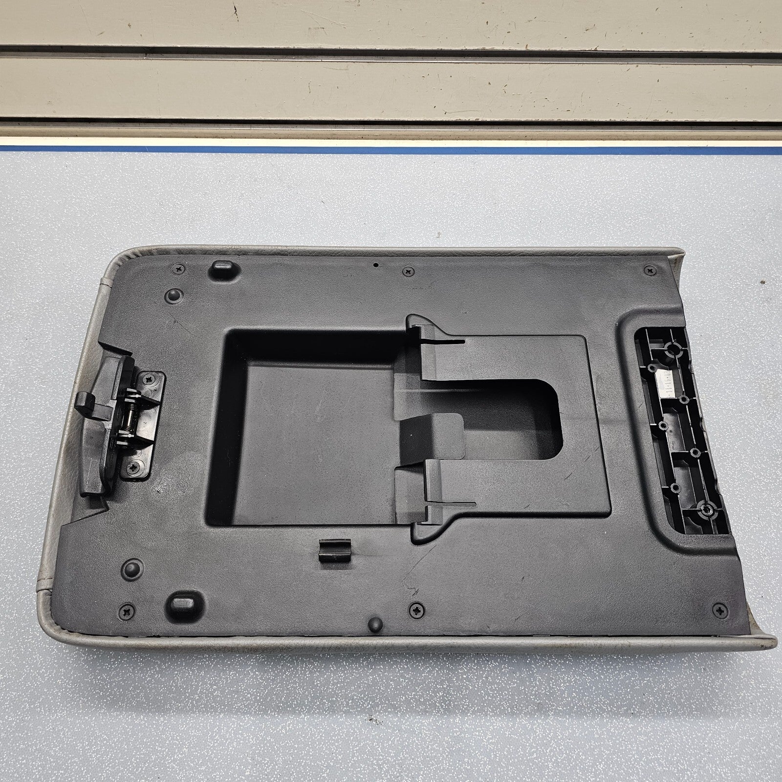 03-06 EXPEDITION Center Console Arm Rest Storage Cover Top Pad Lid Assembly Gray