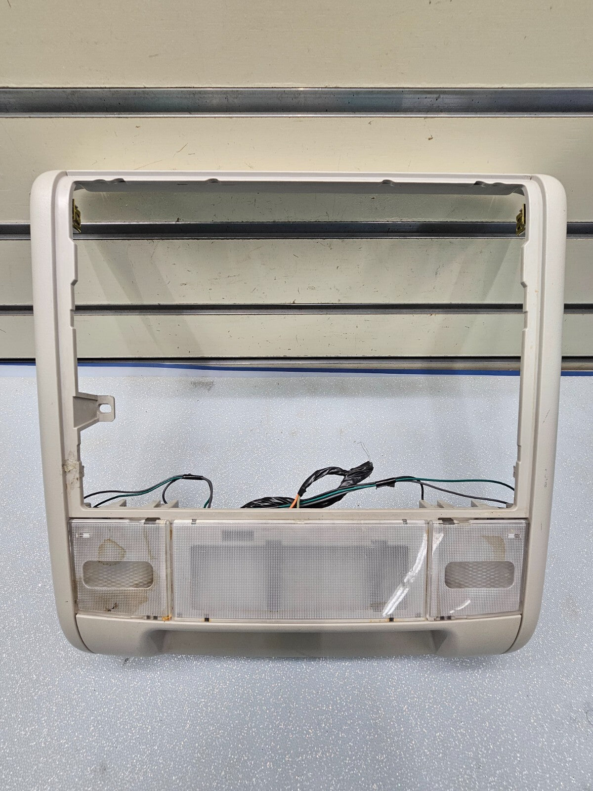 🔥07-14 Tahoe Yukon Escalade Overhead Monitor Console Panel Dome Map Light Gray