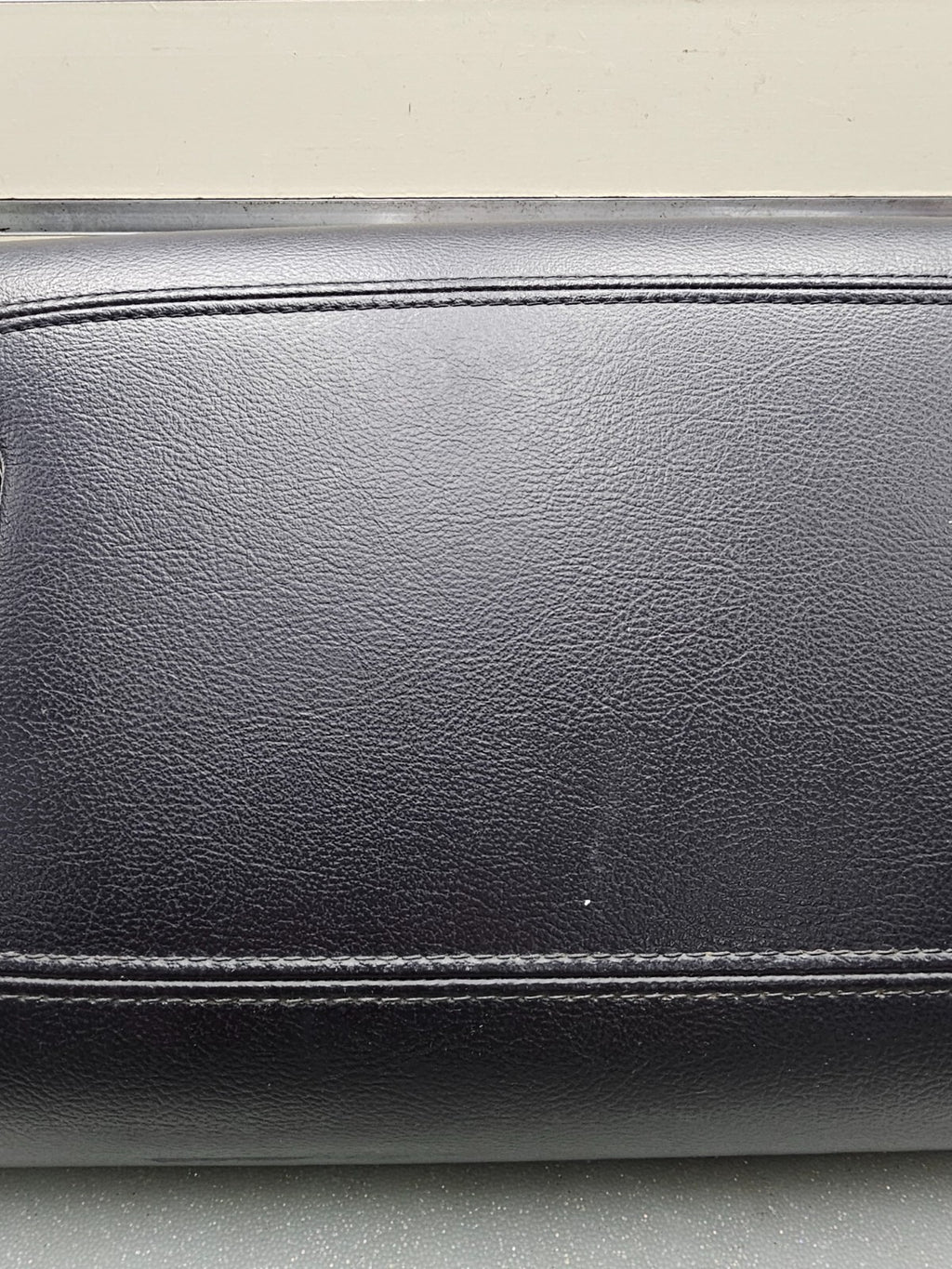 03-06 Lincoln Navigator Front Center Console Lid Arm rest Dove Leather BLACK L18