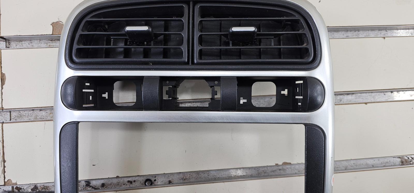 🔥01-05 Saturn L100 L200 L300 Radio Vent Center Bezel Dash Trim Silver/Black OEM