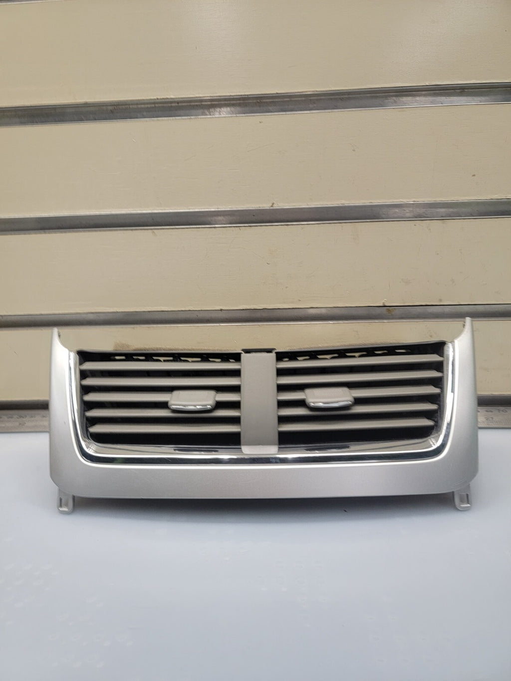 08-12 Chevy MALIBU Dash A/C Heater AIR VENT Front Center Bezel Trim Silver VT46