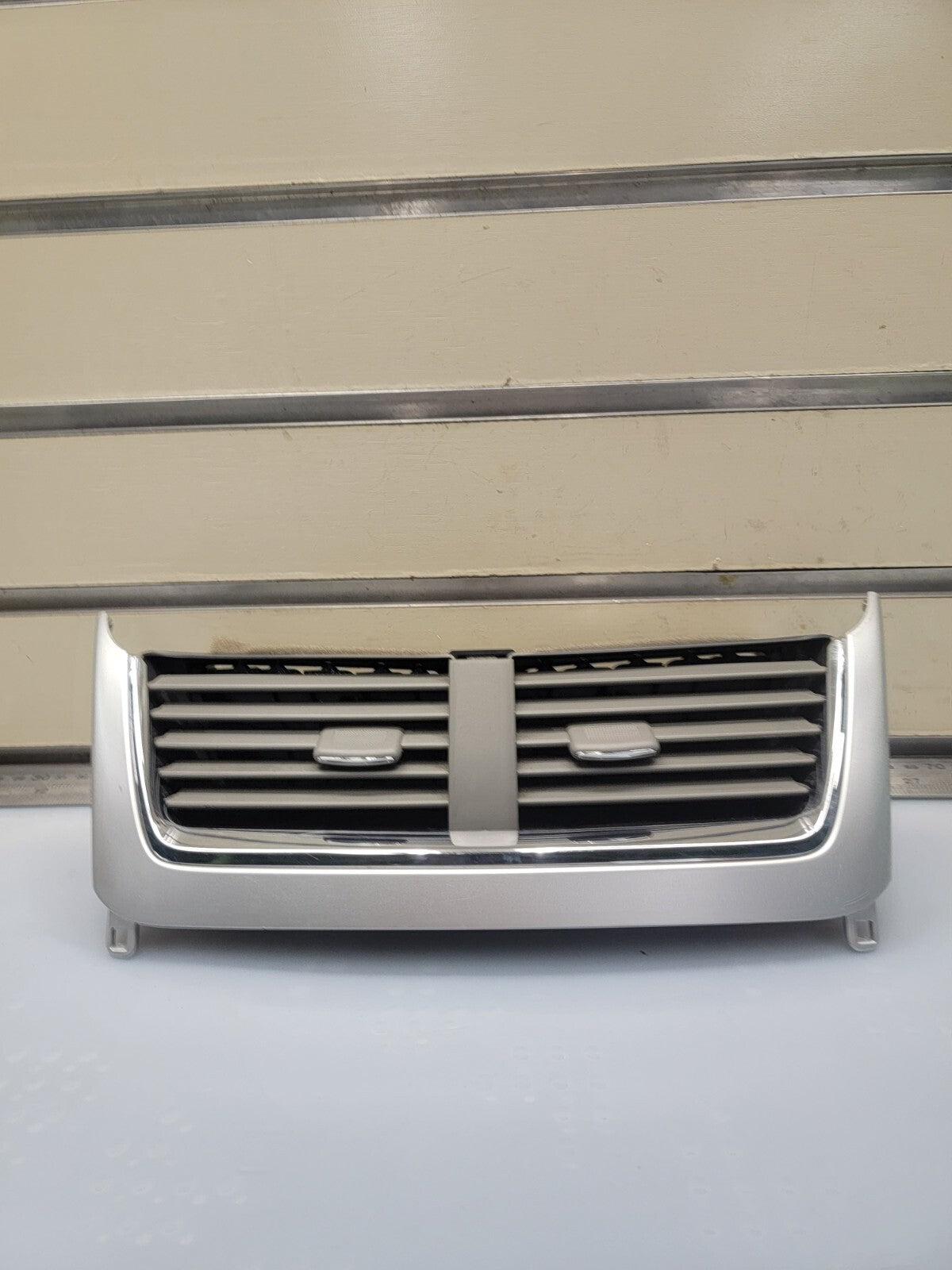 08-12 Chevy MALIBU Dash A/C Heater AIR VENT Front Center Bezel Trim Silver VT46