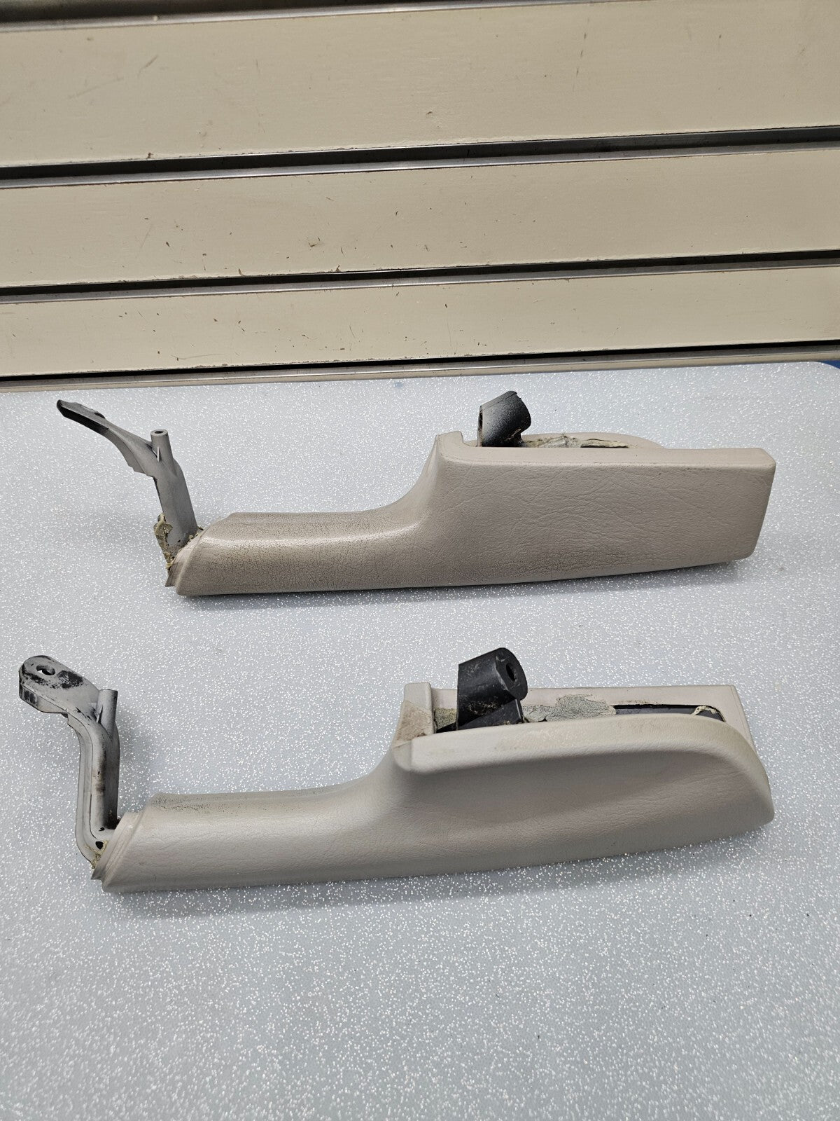 02-09 TRAILBLAZER Door Panel ARMREST Pull Handle LEFT/RIGHT Set 2 Light GRAY H4