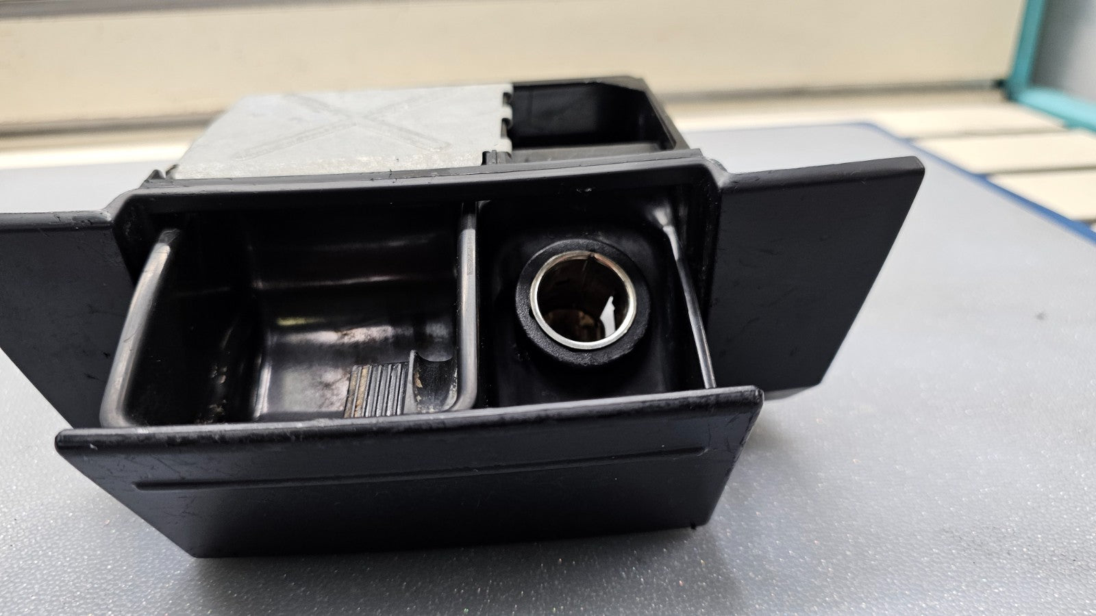 🔥05-07 CHRYSLER 300 CENTER DASH RETRACTABLE ASHTRAY RECEIVER BLACK T28