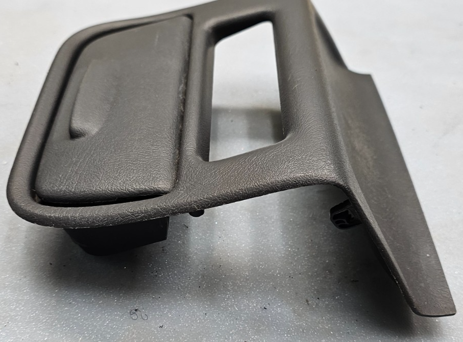 🔥99-02 SILVERADO TAHOE SIERRA CENTER CONSOLE FRONT LOWER BEZEL STORAGE BLACK