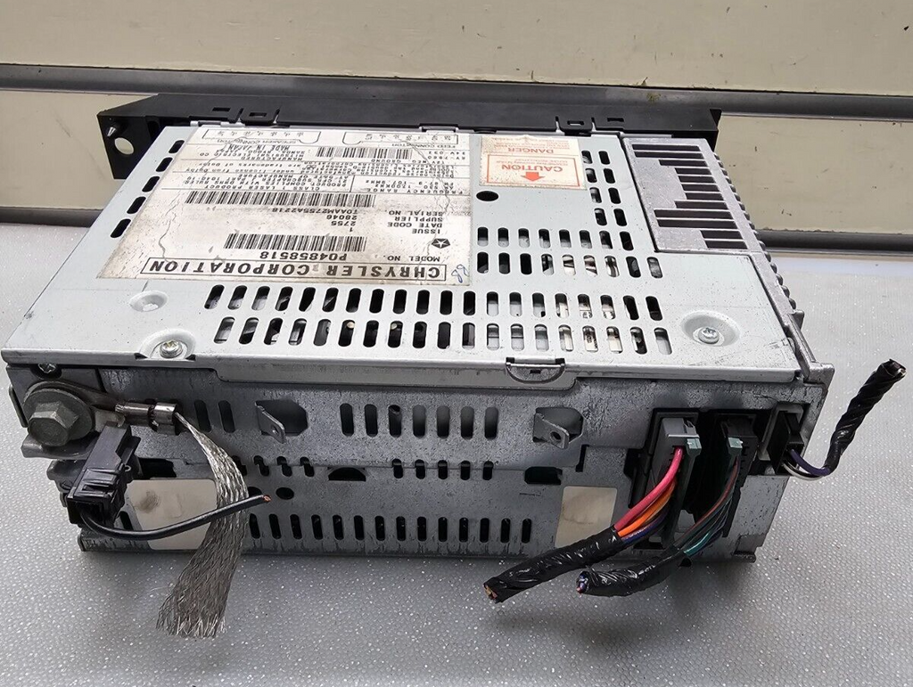 94-02 Dodge Chrysler Jeep Caravan Ram Dakota OE AM FMRadio CDCassette 4704383/DC