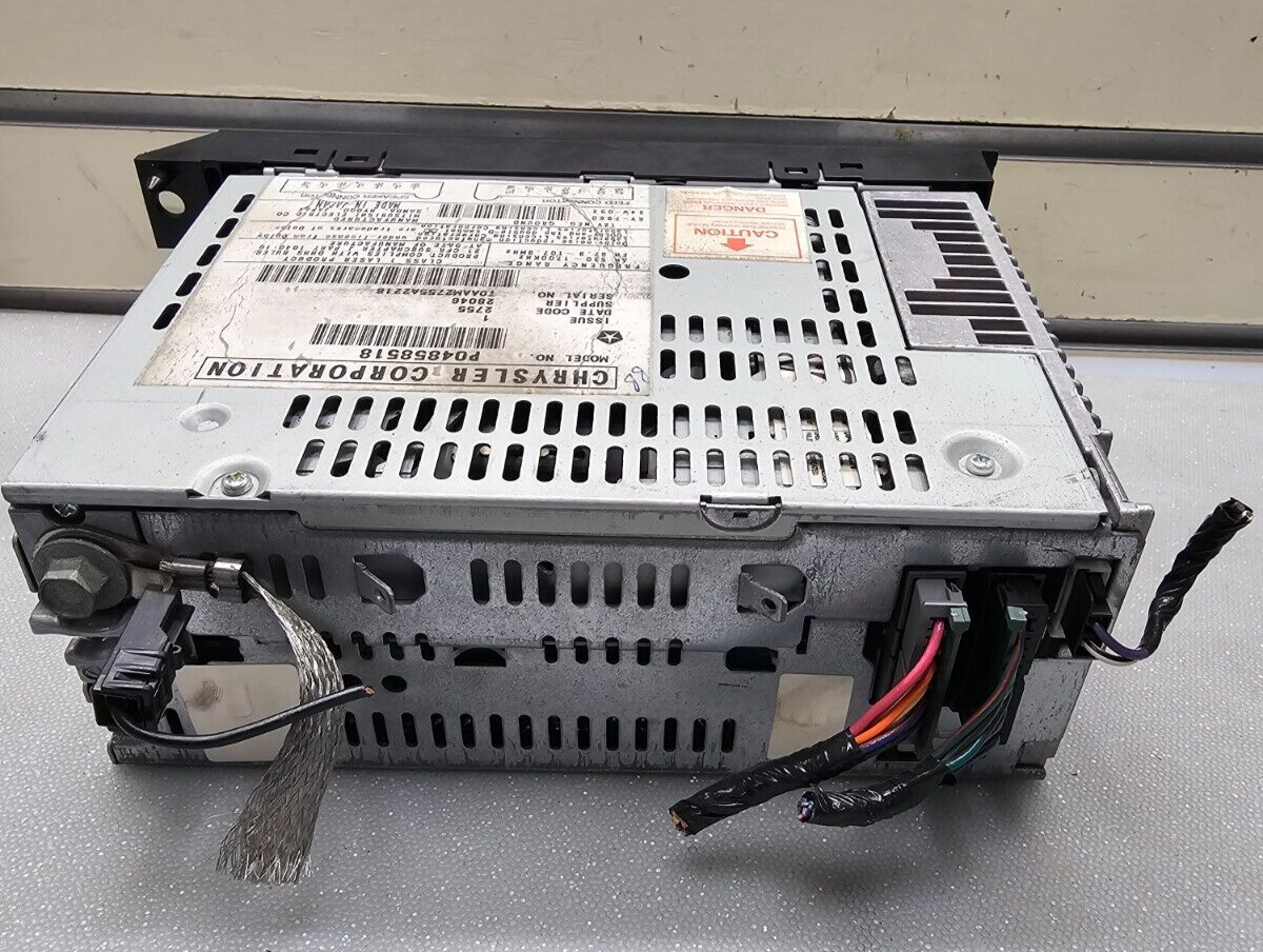 94-02 Dodge Chrysler Jeep Caravan Ram Dakota OE AM FMRadio CDCassette 4704383/DC