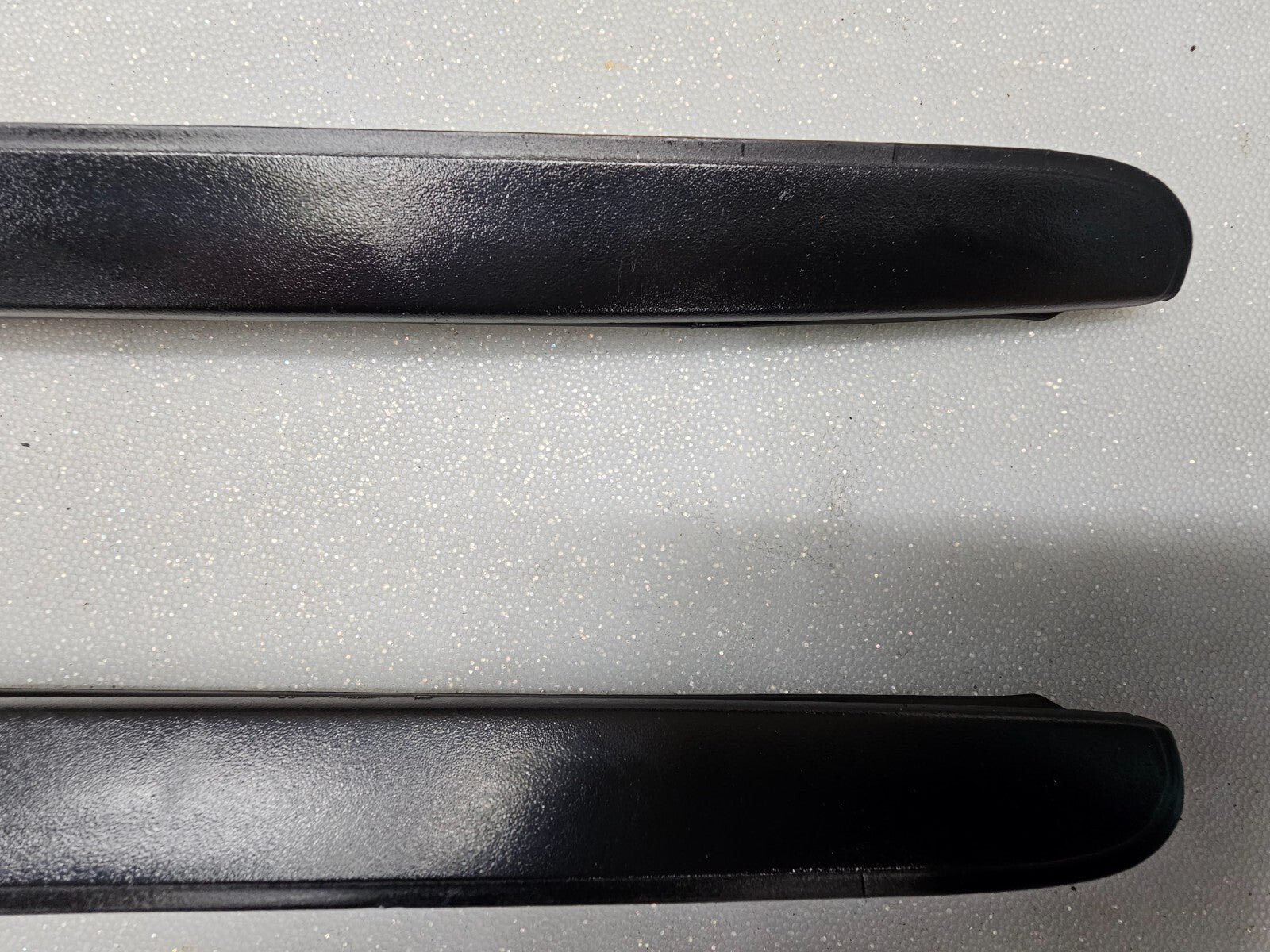 05-10CHRYSLER 300 CHARGER MAGNUM LEFT &RIGHT WINDSHIELD SRT8 SRT PILLAR MOLDING