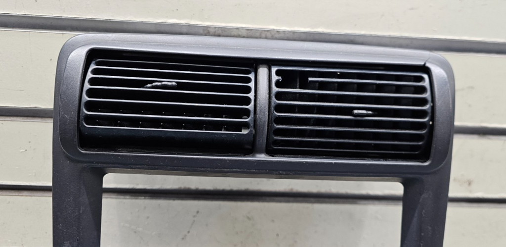 🔥01-04 FORD MUSTANG CENTER DASH AM FM RADIO AUDIO STEREO DISPLAY BEZEL BLACK