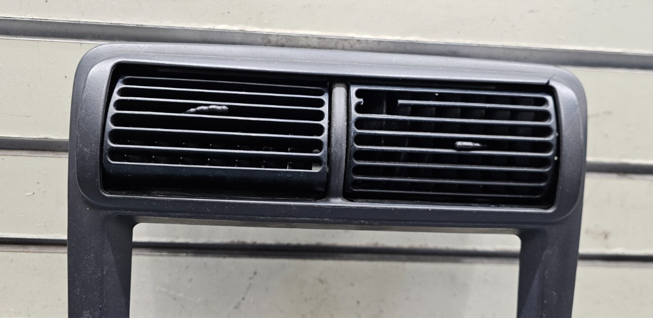 🔥01-04 FORD MUSTANG CENTER DASH AM FM RADIO AUDIO STEREO DISPLAY BEZEL BLACK
