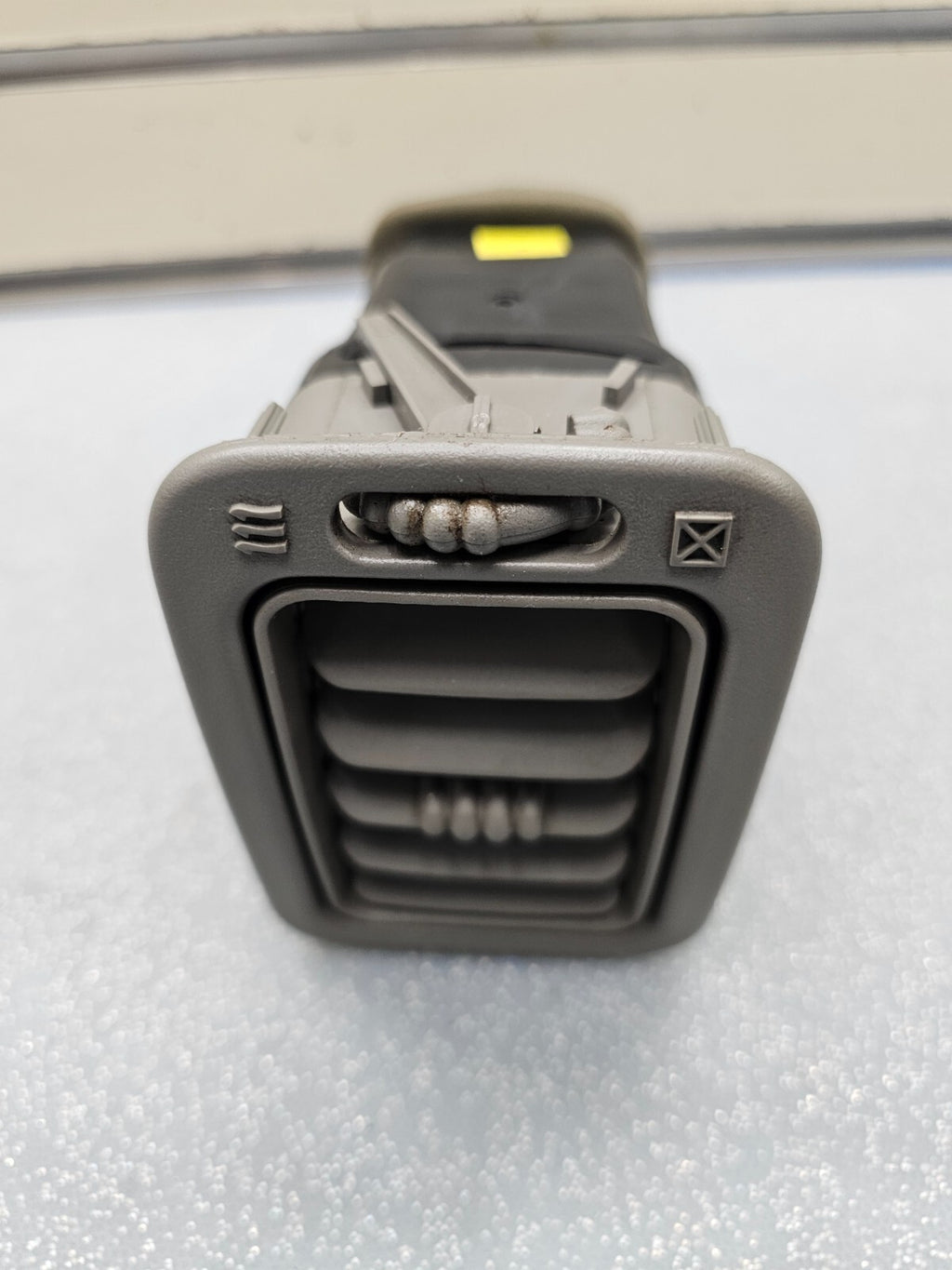 99-06 Silverado ESCALADE Dash A/C Heater AIRVENT Passenger Right LIGHT GRAY VT11