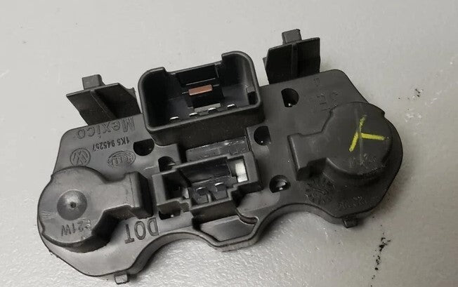 🔥05-10 VW Jetta MK5 Outer Taillight Bulb Socket Holder OEM
