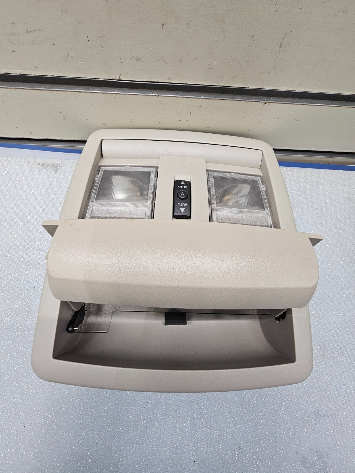 05-10 Jeep Grand Cherokee Overhead Console Dome Map Light Compartment Light Tan