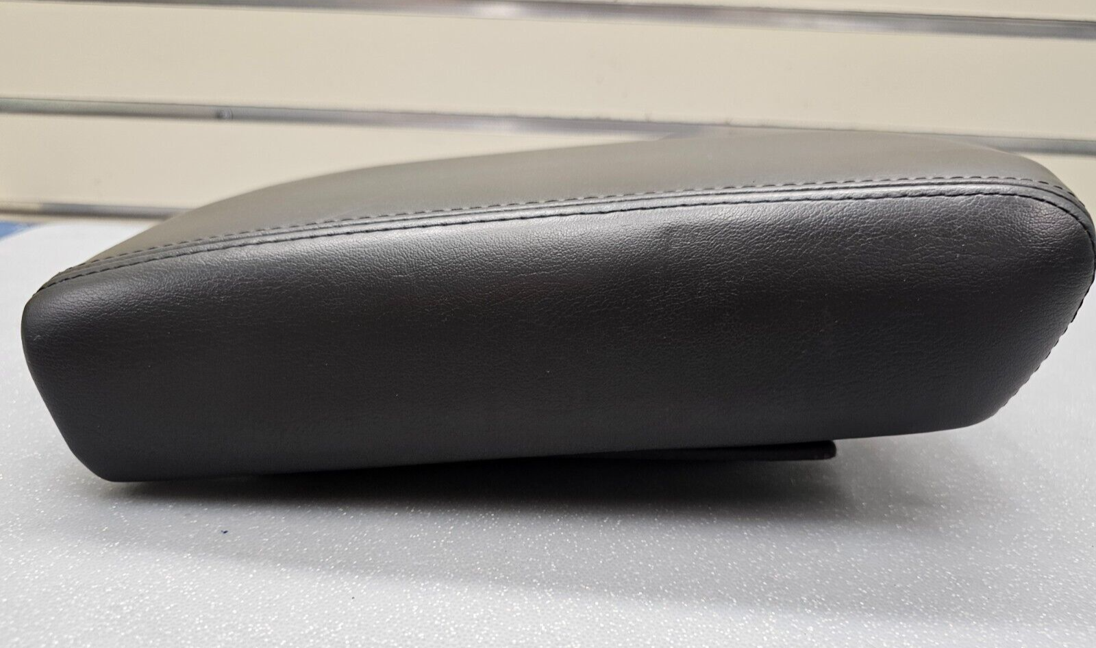 07-17 TRAVERSE ACADIA Outlook Enclave Leather Armrest Center Console Lid Black
