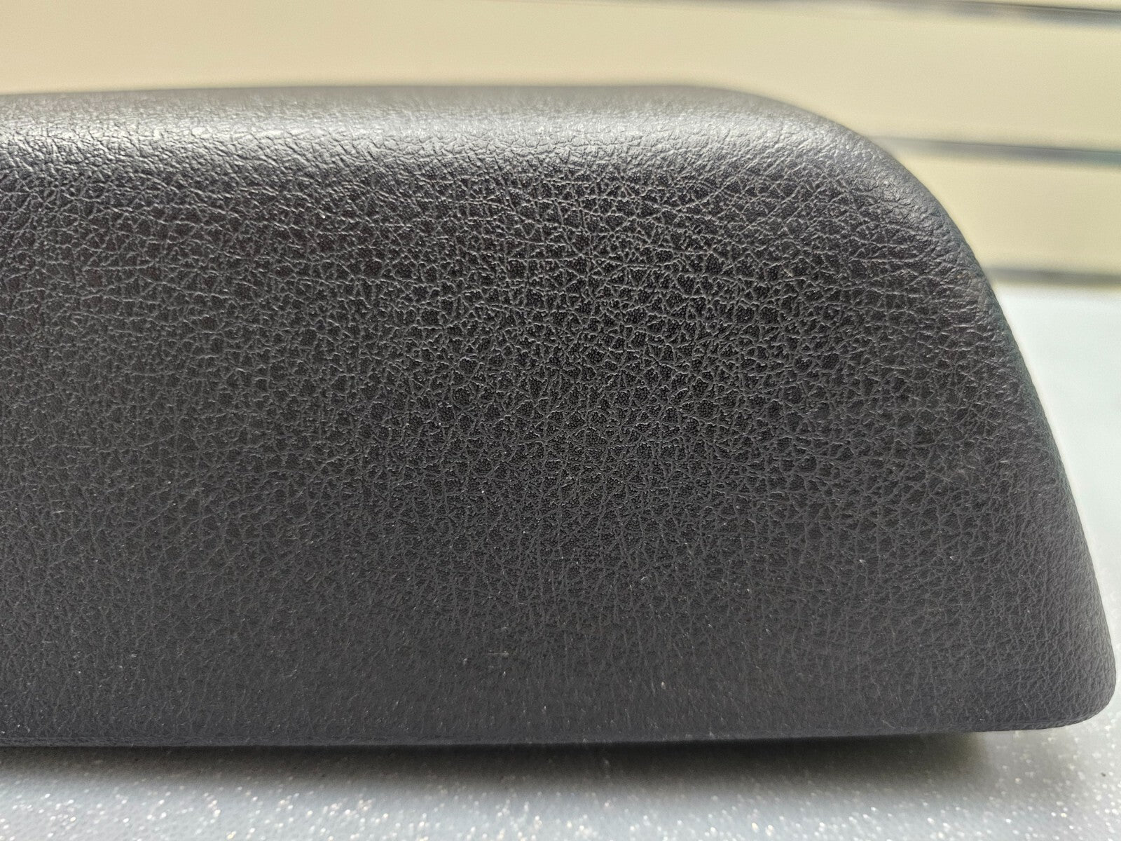 04-08 FORD F150 LARIAT FLOOR CENTER CONSOLE COLUMN SHIFT ARM REST LID TOP BLACK