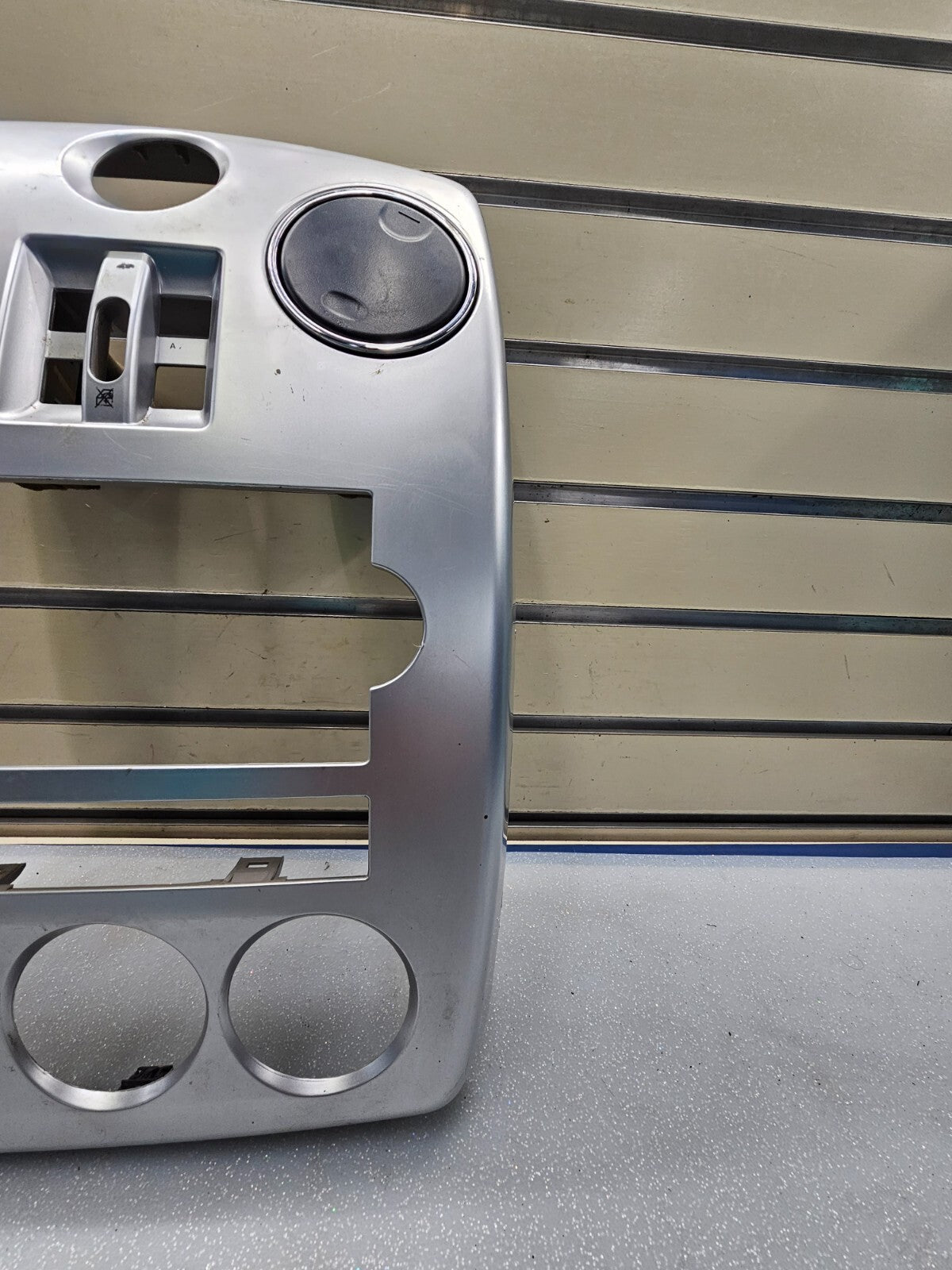 06-10 Chrysler PT Cruiser Radio Bezel Climate Control Trim Dash Panel Vents B44