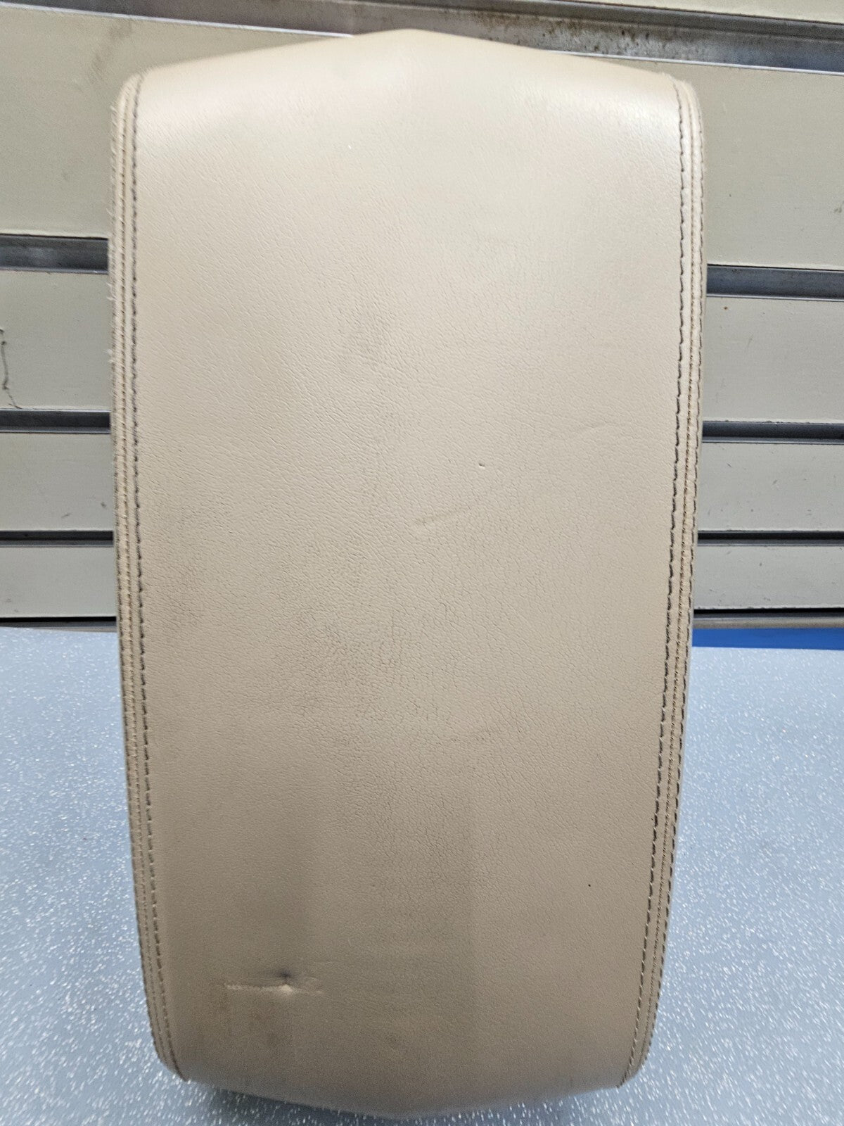 🔥08-13 Cadillac CTS Center Console Lid Armrest Leather Top Pad Assembly TAN