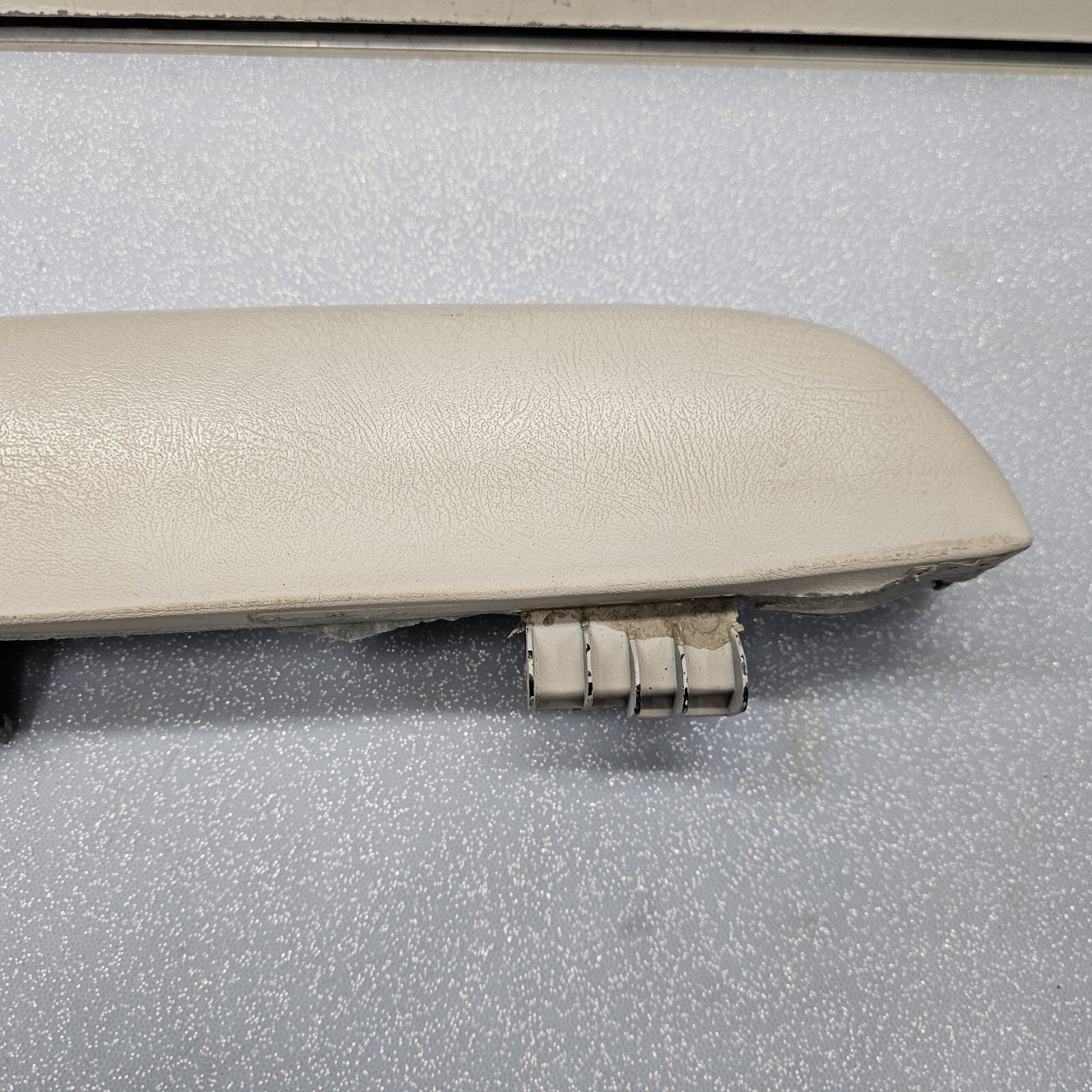 03-06 Chevrolet GMC Silverado Tahoe Front LEFT Door Armrest Handle Light Tan H2