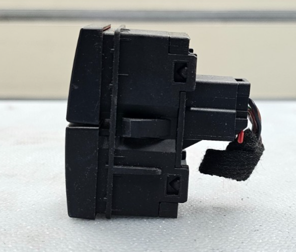 🔥05-07 Ford Focus Emergency Hazard Light Flasher Button Control Switch Assembly