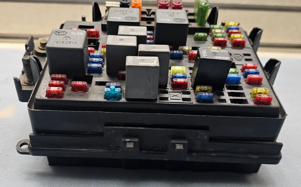 🔥99-02 Silverado Sierra Fuse Box Relay Junction Engine Integrated Power Module