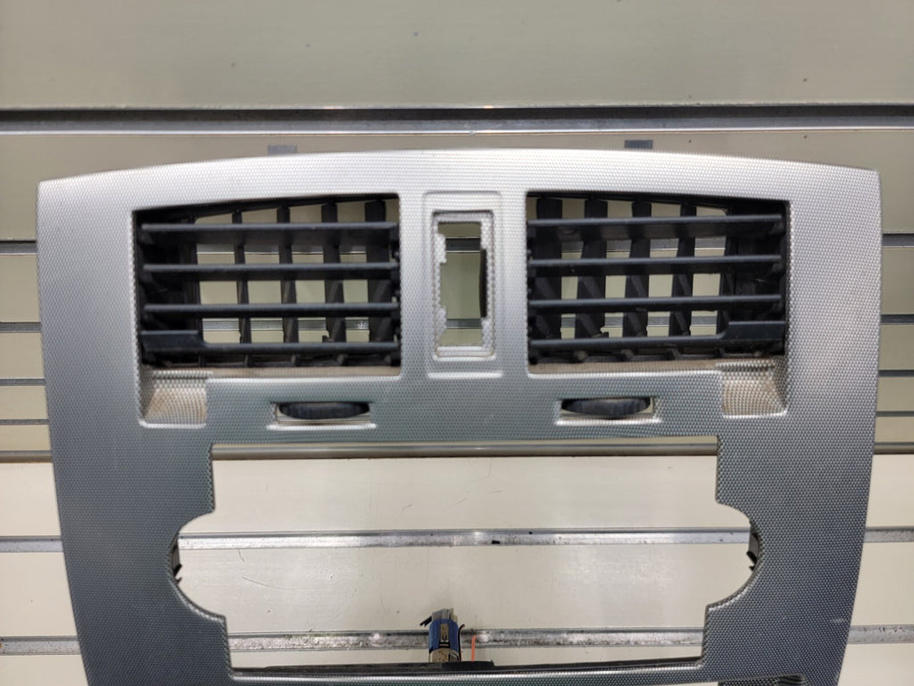 05-07 Dodge DAKOTA Center Dash RADIO BEZEL AC Vents Trim Carbon Silver B12