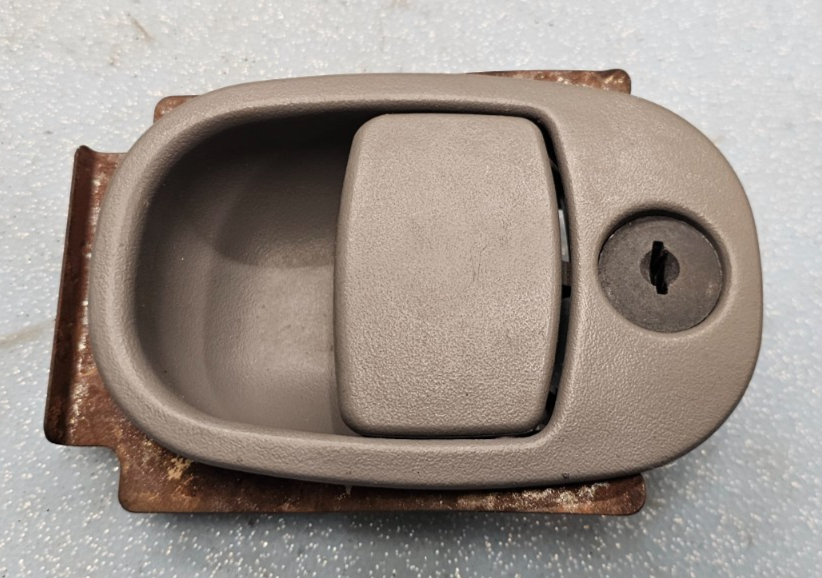 🔥02-05 TRAILBLAZER ENVOY RAINIER GLOVE BOX COMPARTMENT LATCH HANDLE DARK GRAY