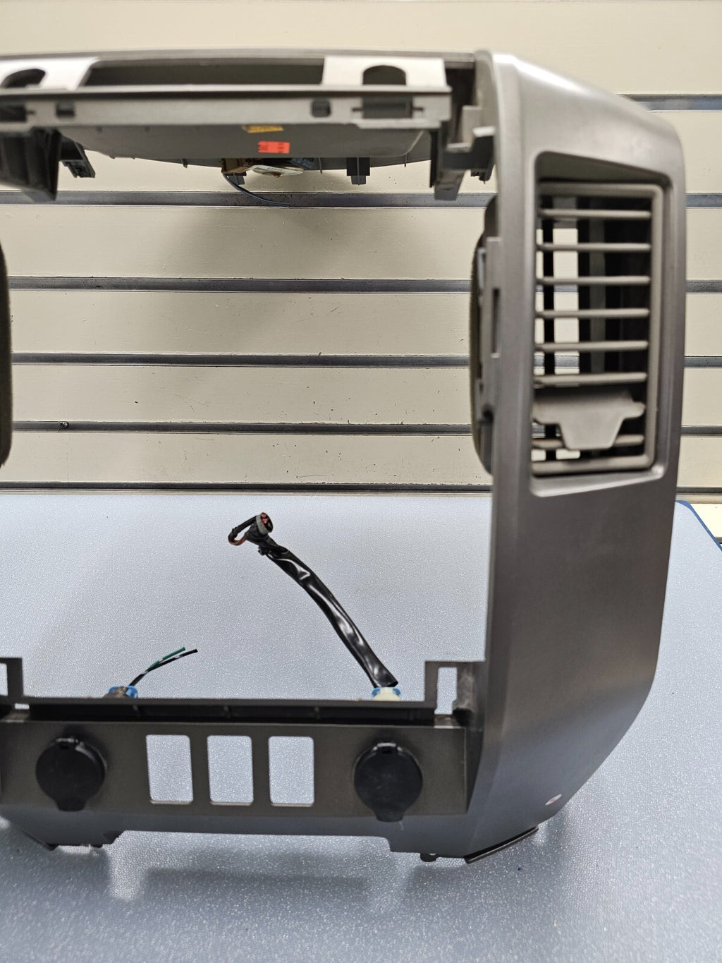 04-06 Nissan Titan Armada Center Dash Radio Display Stereo AC Bezel DK Gray B47