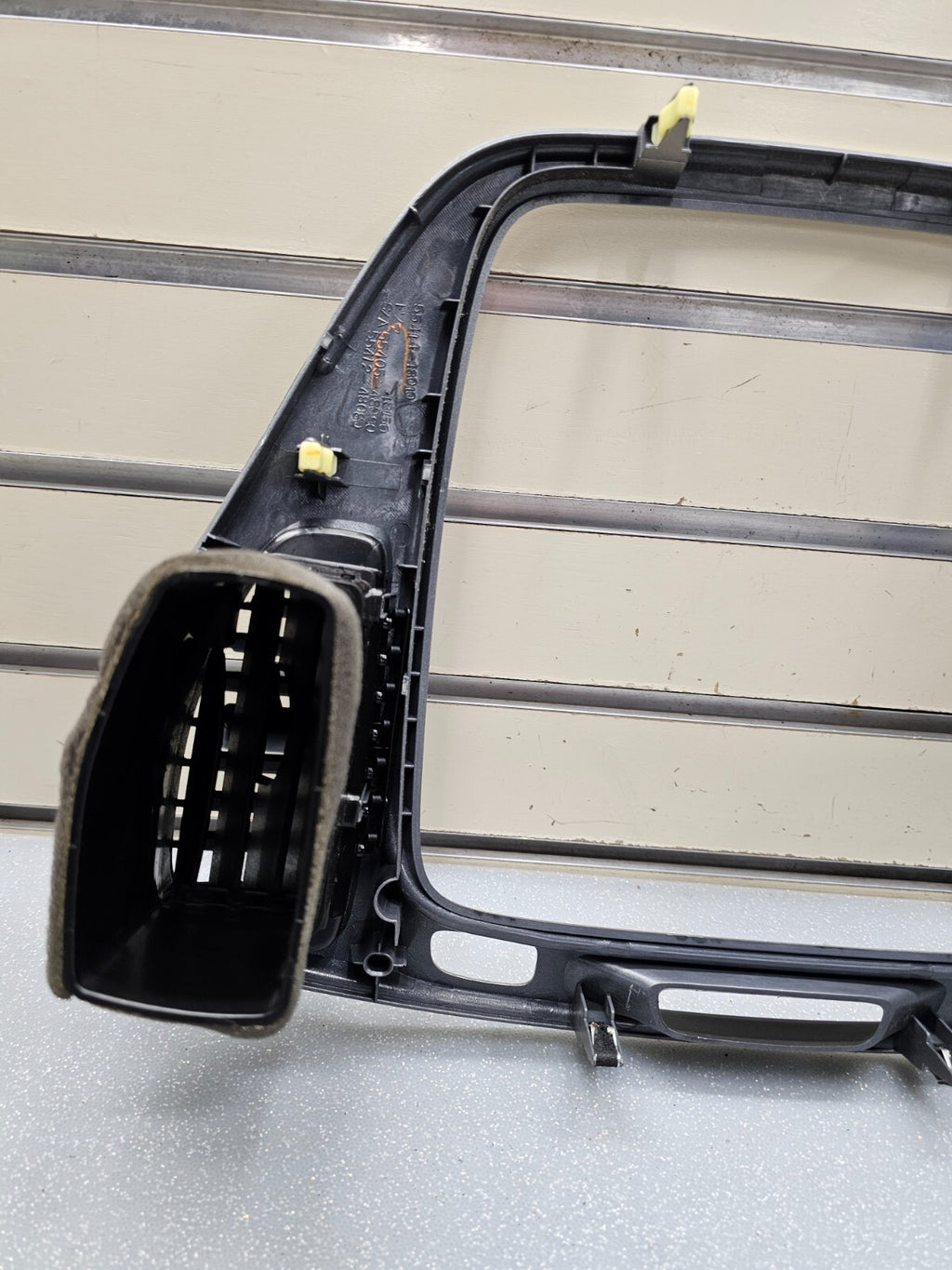 01-07 TOYOTA HIGHLANDER CENTER DASH RADIO CLIMATE TRIM SURROUND BEZEL SILVER B66