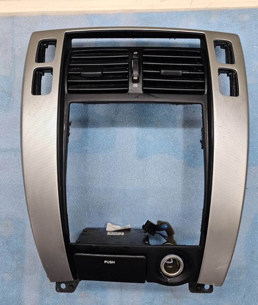 05-09 Tucson Dash Front Radio Audio Stereo Climate Trim Panel Bezel Silver/Black