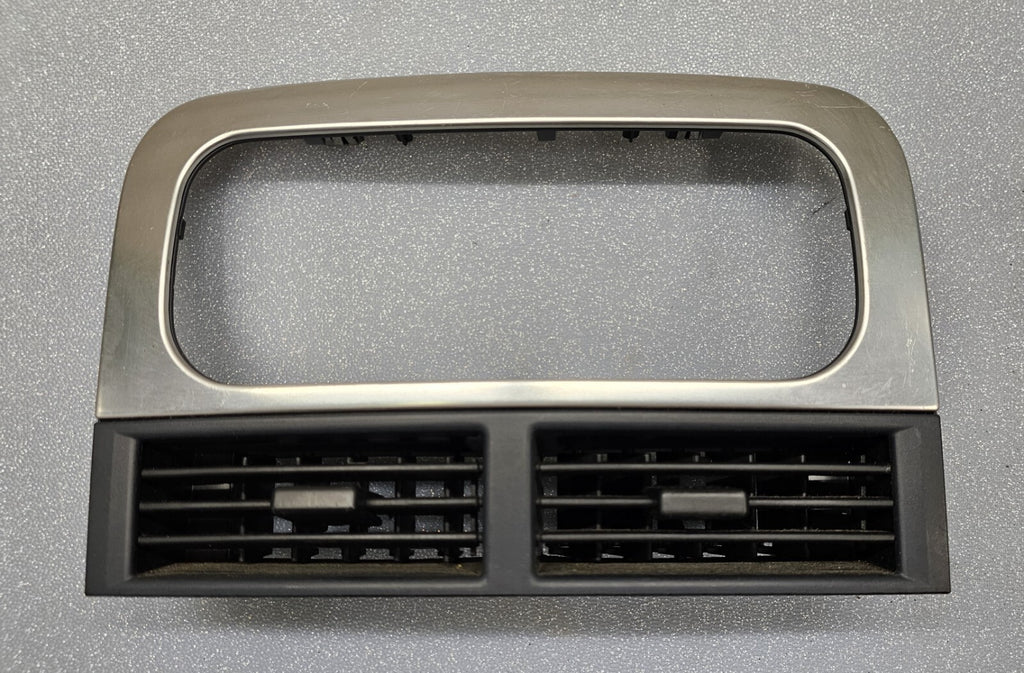99-04 Jeep GRAND CHEROKEE Dash Center RADIO Bezel A/C Air Vent Trim SILVER B67