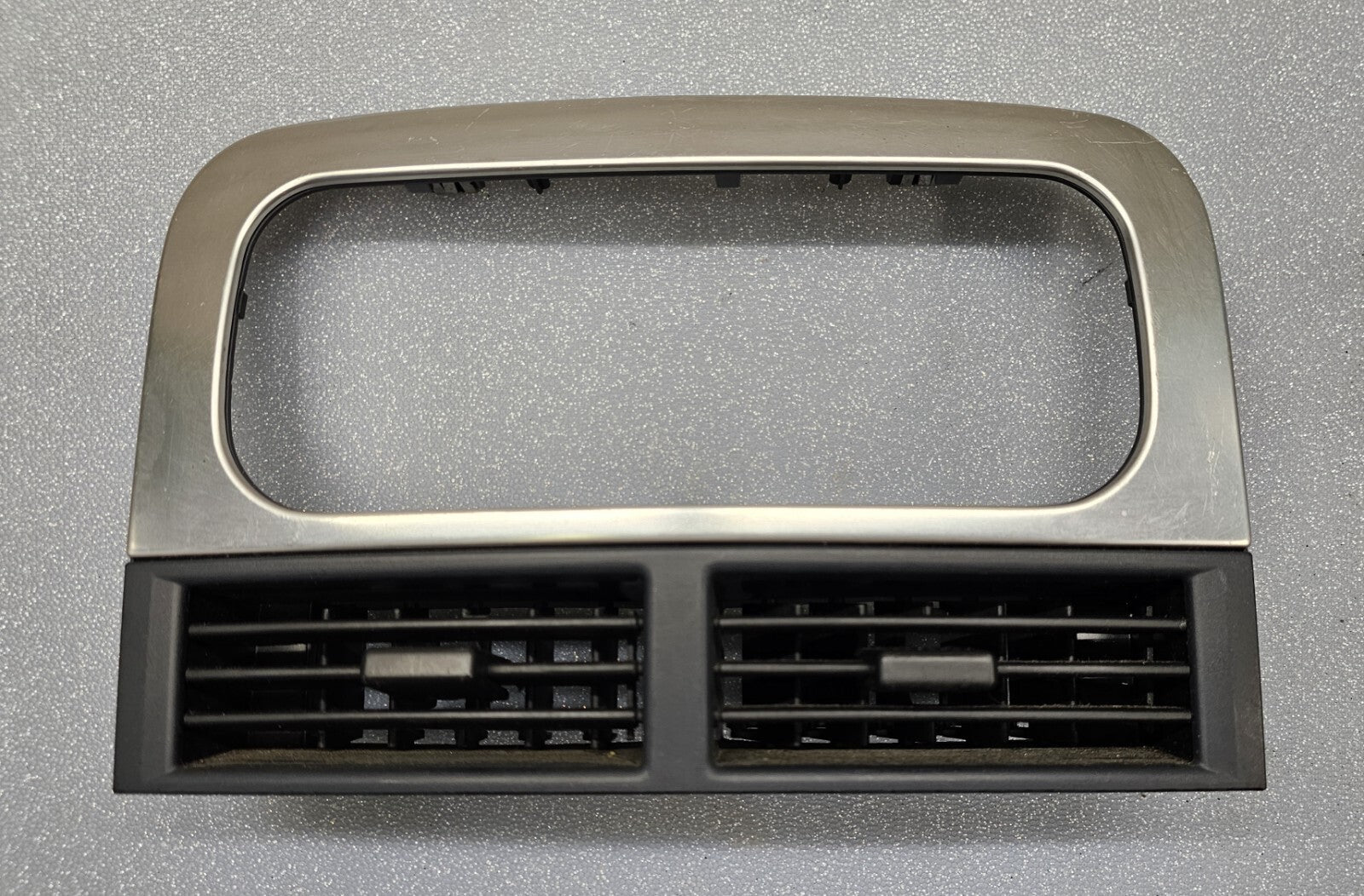 99-04 Jeep GRAND CHEROKEE Dash Center RADIO Bezel A/C Air Vent Trim SILVER B67