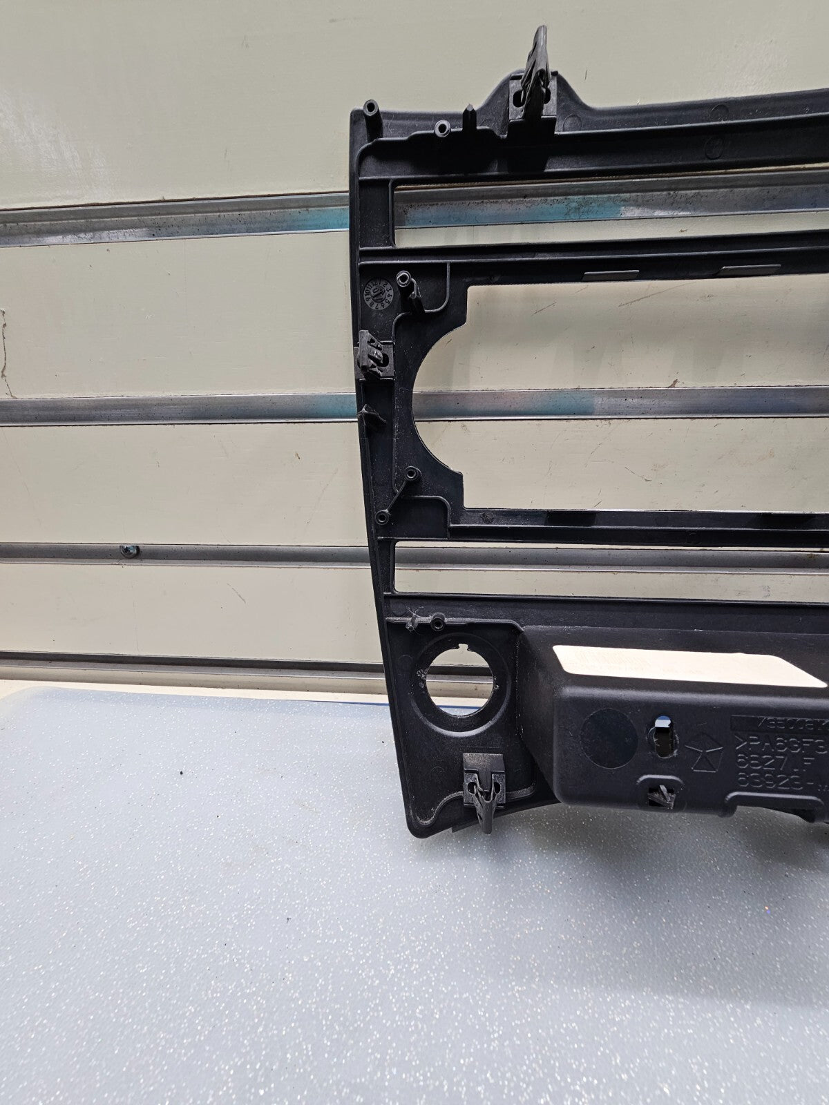 05-07 JEEP GRAND CHEROKEE DASH PANEL RADIO SURROUND TRIM BEZEL OEM SILVER B70